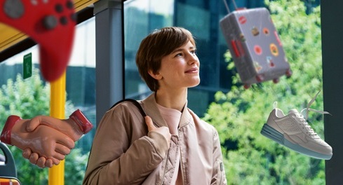 Junge Frau in Bus in Symbolwelt