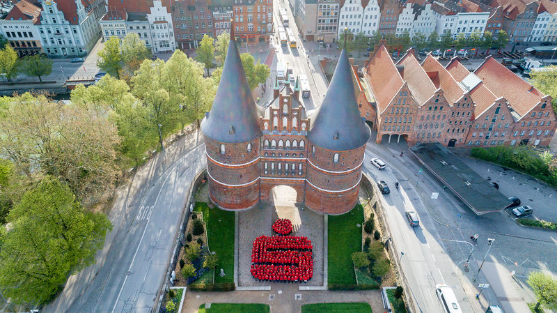 Team der Sparkasse zu Lübeck AG vor dem Holstentor