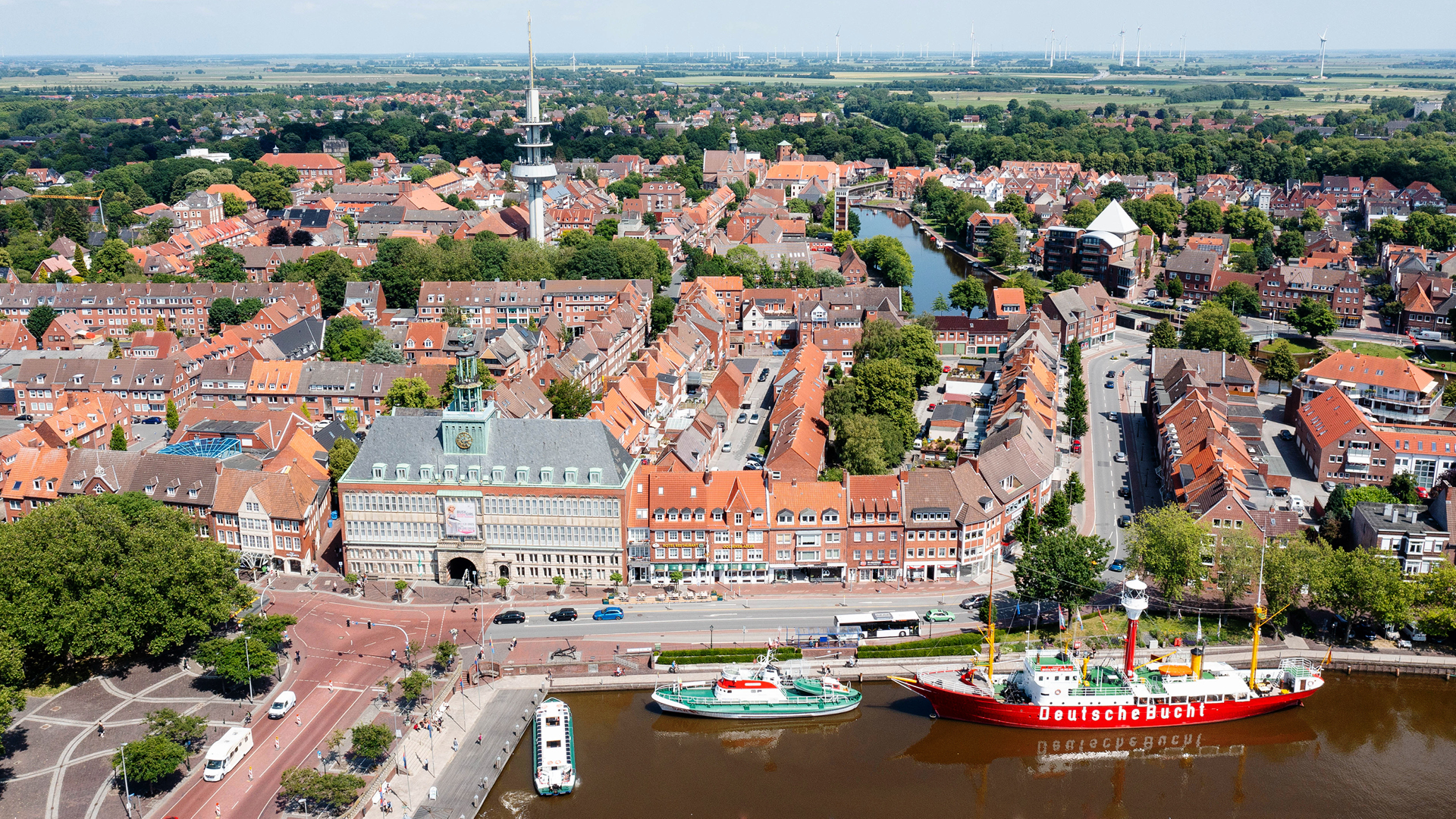 Luftbild von Gebäuden und einem Hafen mit vielen Schiffen